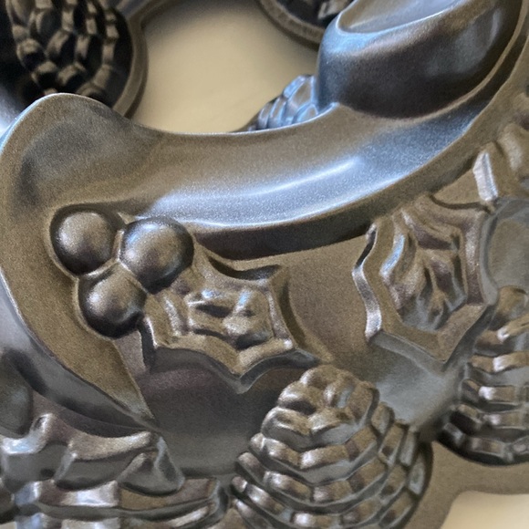 Nordic Ware Holiday Wreath Bundt Cake Pan in Williams Sonoma Gift Box - Picture 6 of 10